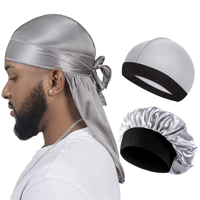 Pack de 3 durags de seda premium con cola larga y ajuste perfecto. Inspirados en la estética pirata y urbana, estos accesorios combinan estilo y funcionalidad: protegen el cabello, mantienen las ondas definidas y aportan actitud en cada look. Gracias a su banda elástica y material satinado, ofrecen comodidad durante todo el día y se adaptan tanto a hombres como mujeres. Versátiles como turbante, gorro o bonnet, son la pieza clave para quienes buscan destacar con flow y confianza.