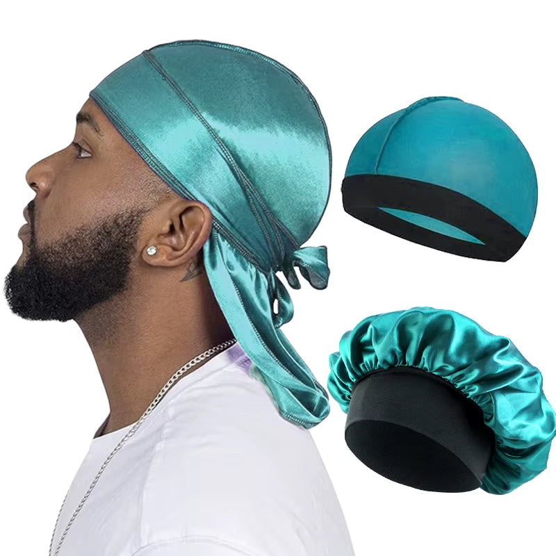 Pack de 3 durags de seda premium con cola larga y ajuste perfecto. Inspirados en la estética pirata y urbana, estos accesorios combinan estilo y funcionalidad: protegen el cabello, mantienen las ondas definidas y aportan actitud en cada look. Gracias a su banda elástica y material satinado, ofrecen comodidad durante todo el día y se adaptan tanto a hombres como mujeres. Versátiles como turbante, gorro o bonnet, son la pieza clave para quienes buscan destacar con flow y confianza.