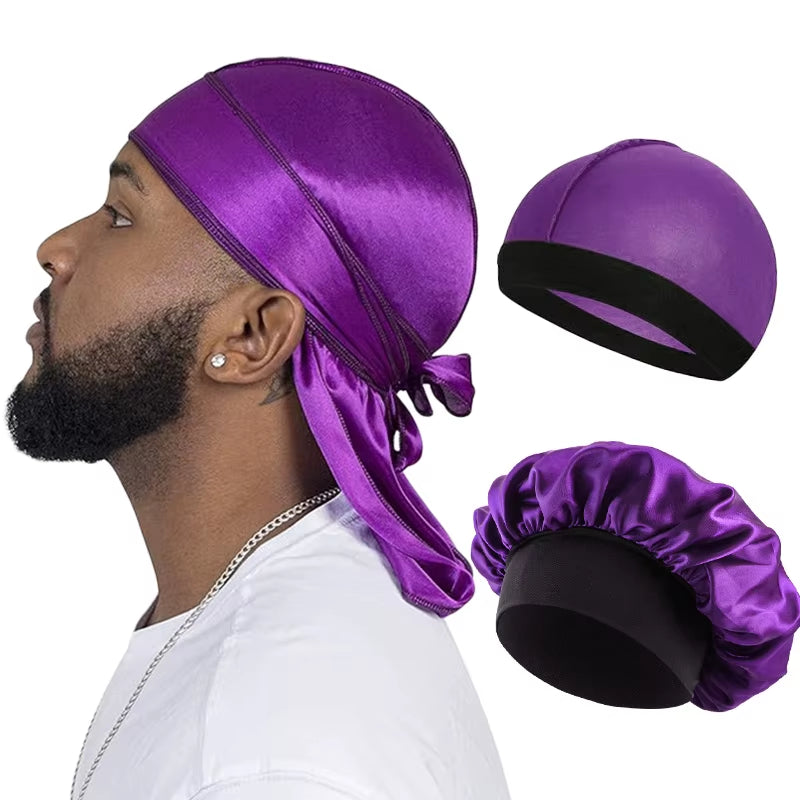 Pack de 3 durags de seda premium con cola larga y ajuste perfecto. Inspirados en la estética pirata y urbana, estos accesorios combinan estilo y funcionalidad: protegen el cabello, mantienen las ondas definidas y aportan actitud en cada look. Gracias a su banda elástica y material satinado, ofrecen comodidad durante todo el día y se adaptan tanto a hombres como mujeres. Versátiles como turbante, gorro o bonnet, son la pieza clave para quienes buscan destacar con flow y confianza.