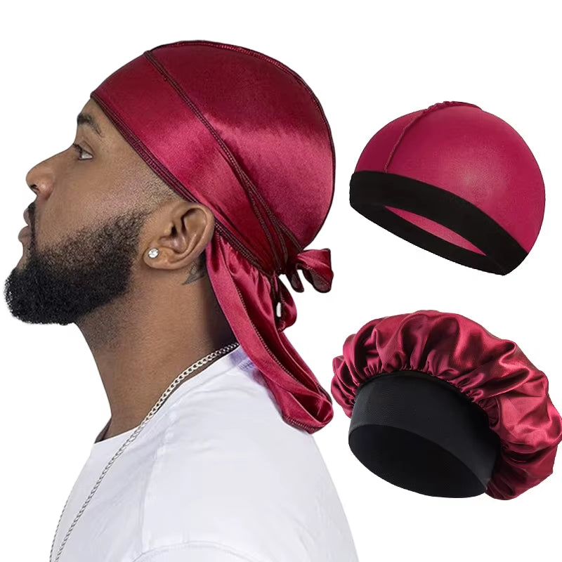 Pack de 3 durags de seda premium con cola larga y ajuste perfecto. Inspirados en la estética pirata y urbana, estos accesorios combinan estilo y funcionalidad: protegen el cabello, mantienen las ondas definidas y aportan actitud en cada look. Gracias a su banda elástica y material satinado, ofrecen comodidad durante todo el día y se adaptan tanto a hombres como mujeres. Versátiles como turbante, gorro o bonnet, son la pieza clave para quienes buscan destacar con flow y confianza.